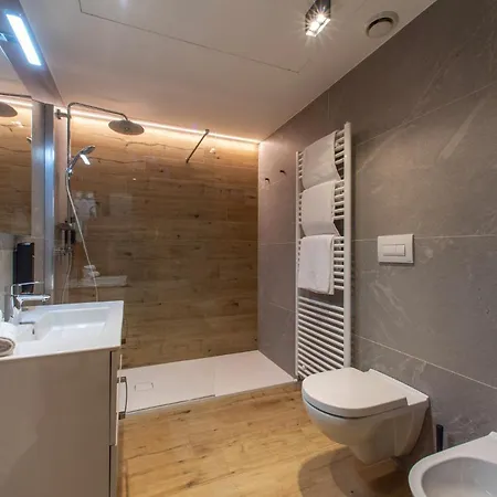 アパートホテル Yugogo Pellico 8 Centro トレント