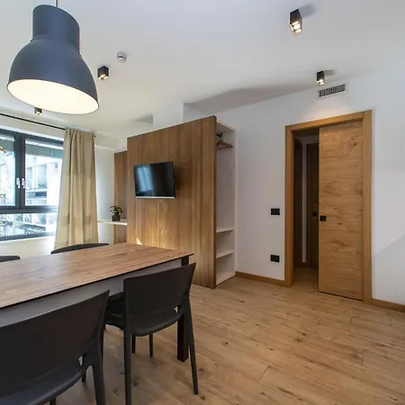 Yugogo Pellico 8 Centro מלון דירות טרנטו