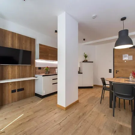 Yugogo Pellico 8 Centro