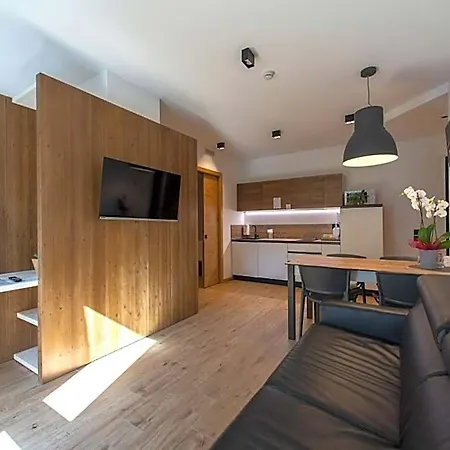 Yugogo Pellico 8 Centro Aparthotel 4*